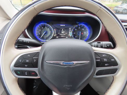 Used 2017 Chrysler Pacifica Limited image 18