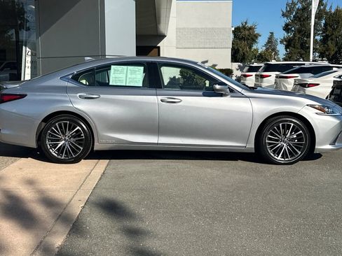 Used 2022 Lexus ES 300h w/ Premium Package FWD image 3