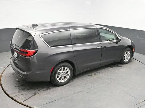 Used 2023 Chrysler Pacifica Touring-L FWD image 33