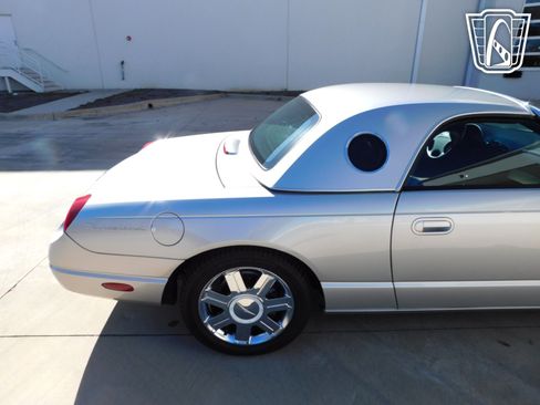 Used 2005 Ford Thunderbird image 29