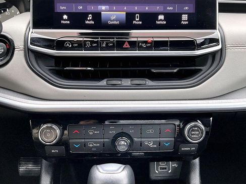 Certified 2024 Jeep Compass Limited image 17