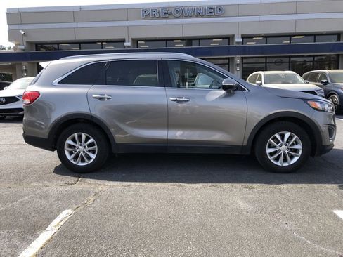 Used 2017 Kia Sorento LX w/ LX Convenience Package image 6