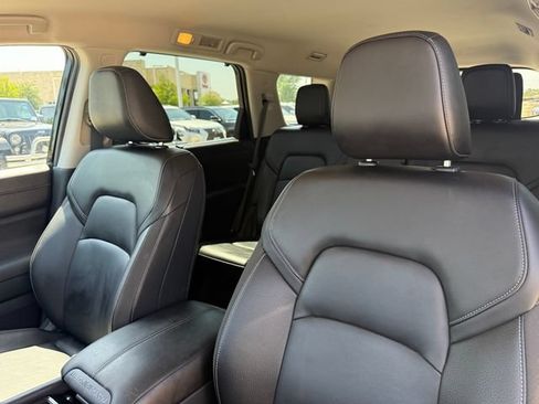 Used 2025 Nissan Pathfinder SL FWD image 11