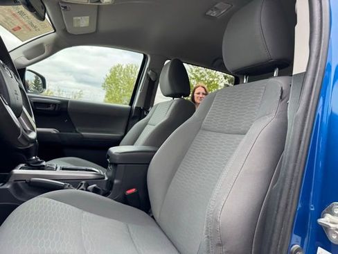 Certified 2018 Toyota Tacoma SR5 AWD/4WD image 9