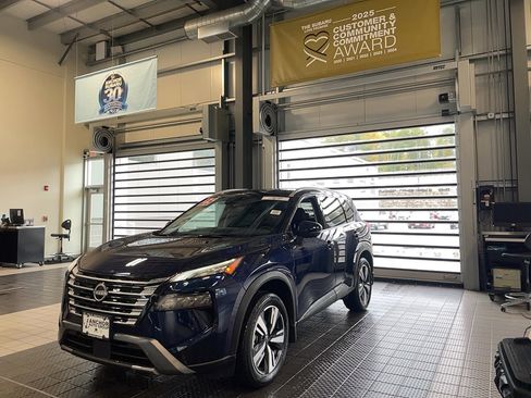 Used 2025 Nissan Rogue SL image 3