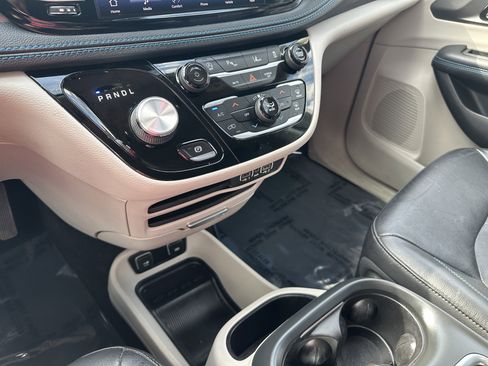 Used 2021 Chrysler Pacifica Touring-L image 14