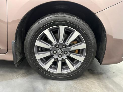 Used 2018 Toyota Sienna XLE w/ XLE Navigation Package image 16