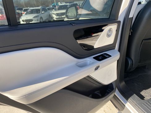 Used 2025 Lincoln Aviator Reserve w/ Equipment Group 201A image 7