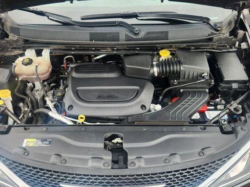 Used 2019 Chrysler Pacifica Touring-L FWD image 25