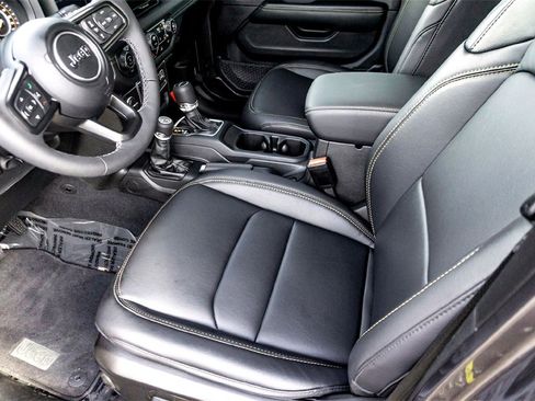 Used 2025 Jeep Gladiator Sport image 14