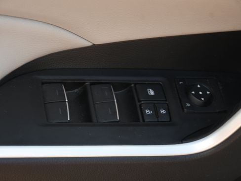Used 2023 Toyota RAV4 XLE w/ Convenience Package FWD image 11