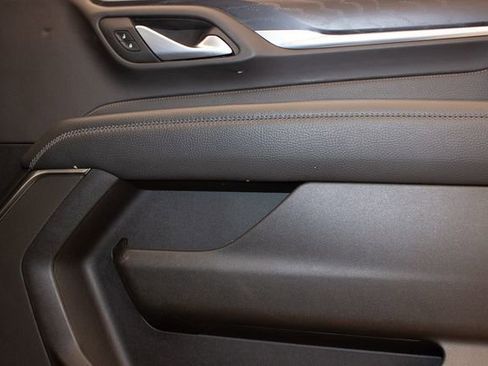 Used 2022 GMC Yukon XL Denali w/ Denali Premium Package image 11