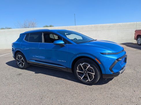 Used 2025 Chevrolet Equinox EV LT w/ Convenience Package image 6