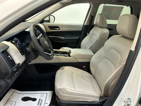 Certified 2024 Nissan Pathfinder SL w/ SL Premium Package image 4