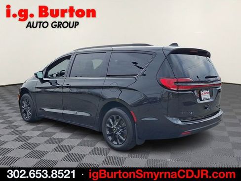 Used 2021 Chrysler Pacifica Limited w/ S Appearance Package image 4