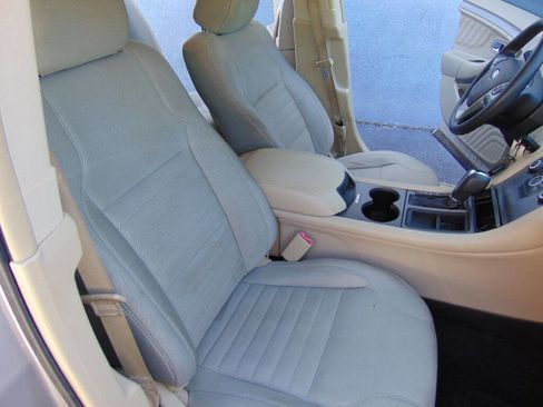 Used 2015 Ford Taurus SE image 25