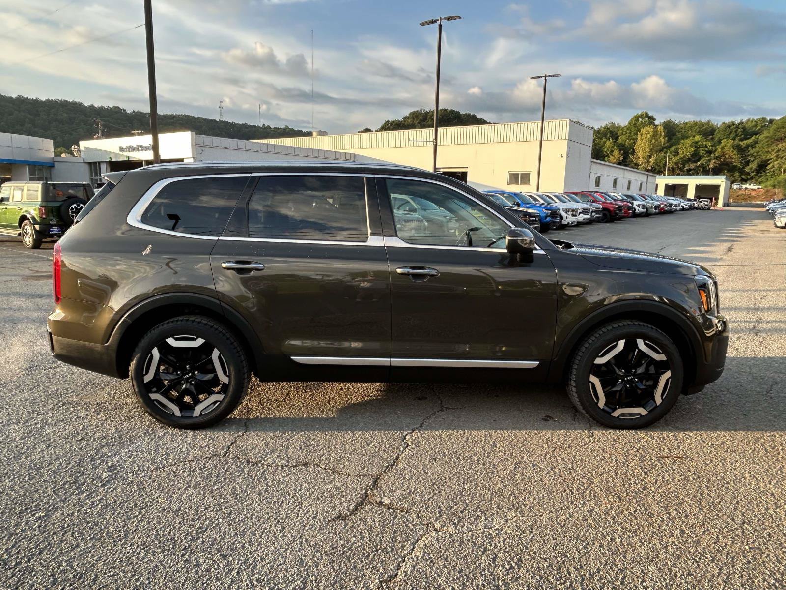 Used 2025 Kia Telluride S FWD image 8