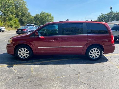 Used 2011 Chrysler Town & Country Touring-L FWD image 2