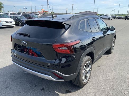 Used 2025 Chevrolet Trax LT FWD image 11