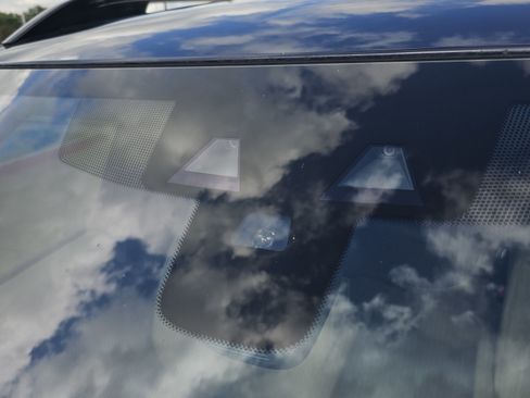 Used 2018 Land Rover Discovery HSE image 14