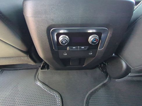 Used 2024 GMC Yukon XL SLT RWD image 21