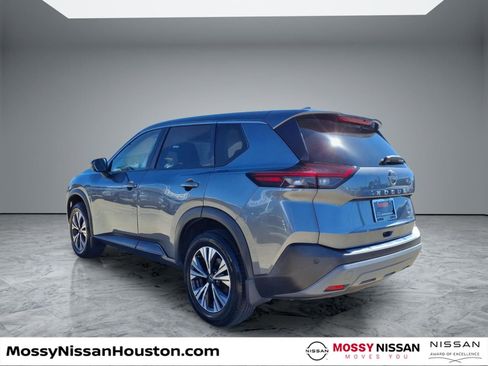 Used 2022 Nissan Rogue SV FWD image 2
