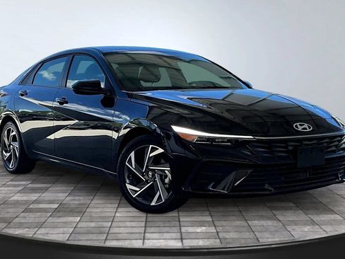 Used 2025 Hyundai Elantra SEL FWD image 3