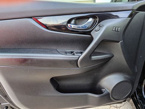 Used 2021 Nissan Rogue Sport SV w/ Technology Package image 11