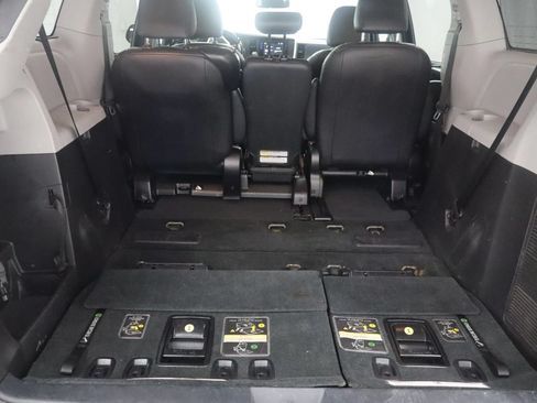 Used 2017 Toyota Sienna SE Premium FWD image 9