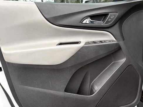 Used 2020 Chevrolet Equinox LS w/ LS Convenience Package image 16