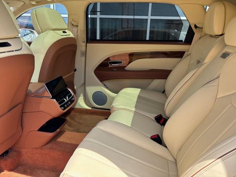 Used 2024 Bentley Bentayga Extended Wheelbase AWD/4WD image 9