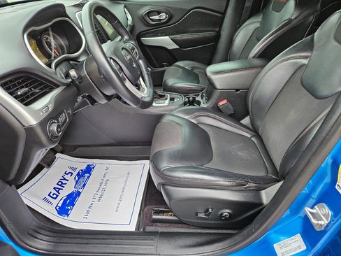 Used 2017 Jeep Cherokee Trailhawk w/ Comfort/Convenience Group image 12