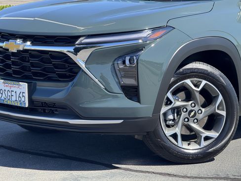 Used 2025 Chevrolet Trax LT FWD image 3