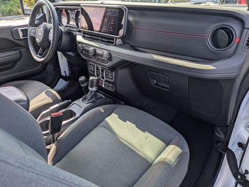Used 2025 Jeep Wrangler Unlimited Rubicon AWD/4WD image 30