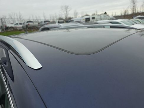 Used 2023 Volkswagen Tiguan SE w/ Panoramic Sunroof Package image 5