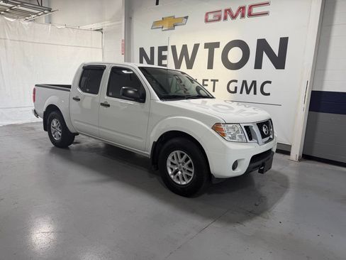 Used 2019 Nissan Frontier SV RWD image 2