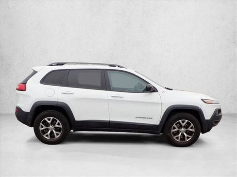 Used 2017 Jeep Cherokee Trailhawk image 4