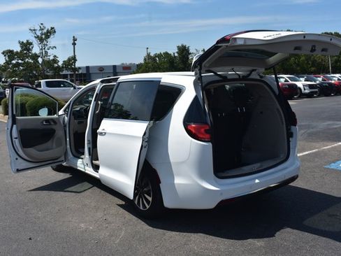 Used 2024 Chrysler Pacifica Limited FWD image 18