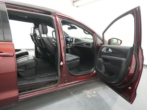 Used 2021 Chrysler Pacifica Touring-L w/ Uconnect Theater Family Group AWD/4WD image 33