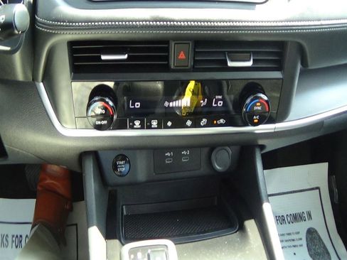 Used 2024 Nissan Rogue SV image 27