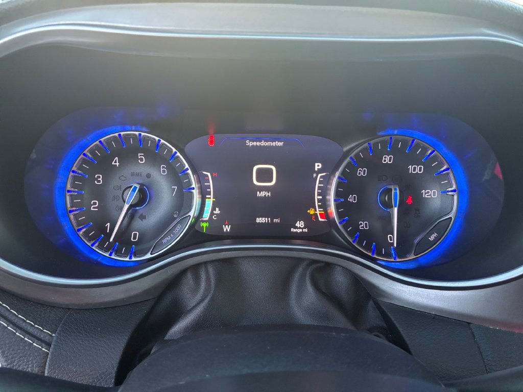Used 2022 Chrysler Pacifica Limited w/ Uconnect Theater Family Group FWD image 23
