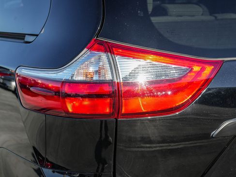 Used 2020 Toyota Sienna L image 10