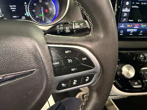 Certified 2023 Chrysler Pacifica Touring-L FWD image 49