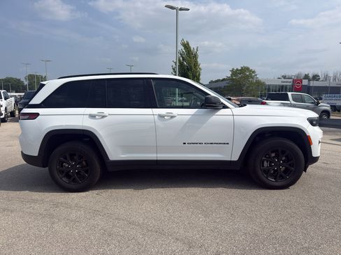 Used 2025 Jeep Grand Cherokee Altitude AWD/4WD image 4