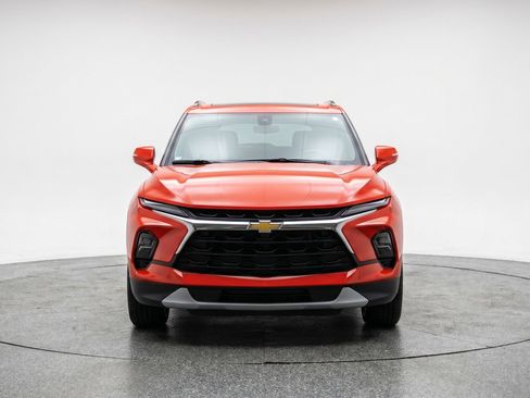 Used 2025 Chevrolet Blazer LT FWD image 2