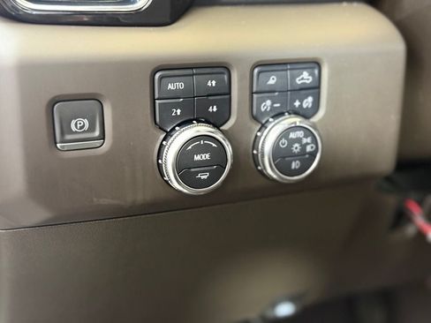 Used 2024 GMC Sierra 2500 Denali w/ Denali Reserve Package AWD/4WD image 17
