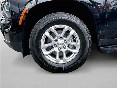 Used 2025 Chevrolet Suburban LT w/ Comfort Package RWD image 10
