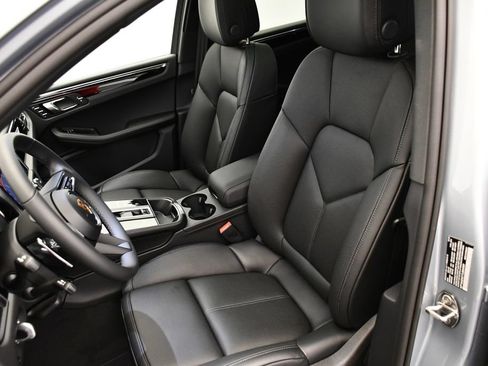 Certified 2026 Porsche Macan AWD/4WD image 41