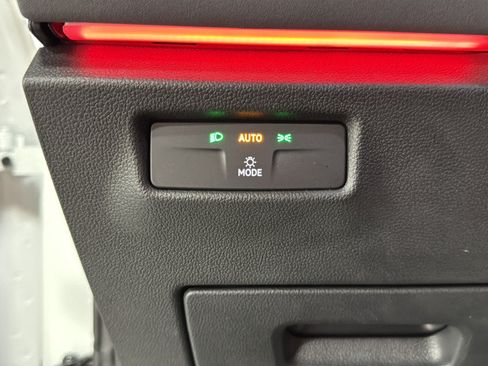Certified 2025 Volkswagen Tiguan SE R-Line AWD/4WD image 21
