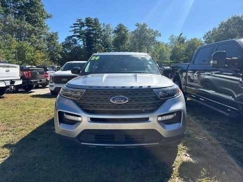 Used 2024 Ford Explorer XLT w/ Equipment Group 202A AWD/4WD image 2